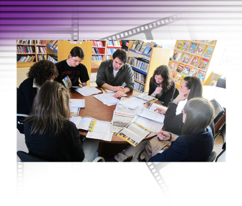 Mozas e mozos do IES Ramón Mª Aller Ulloa, na biblioteca